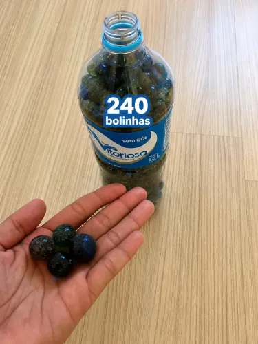 Garrafa com 240 bolinhas de gude