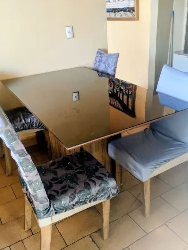 Mesa de vidro com apoio de madeira 