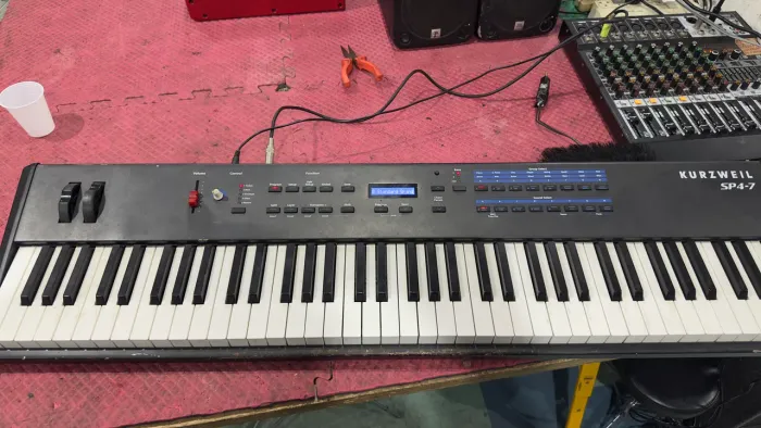 Teclado Sintetizador / Stage Piano Kurzweil SP4-7 (76 Teclas) - Excelente Estado