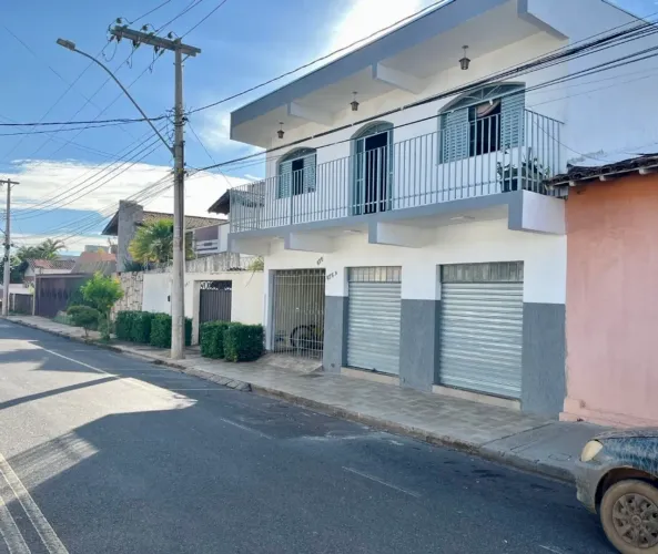 Predinho com ponto comercial embaixo, todo reformado , ótima localização