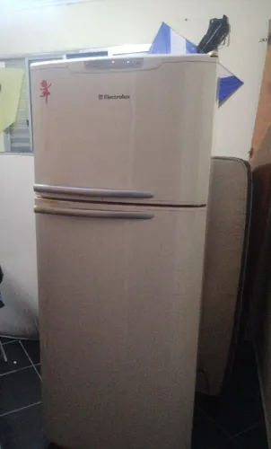 Vendo uma geladeira Electrolux 2 portas está funcionando perfeitamente chama *
