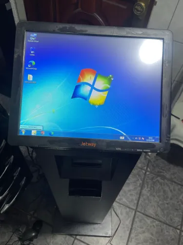 Totem de Autoatendimento, com PC interno integrado e monitor 