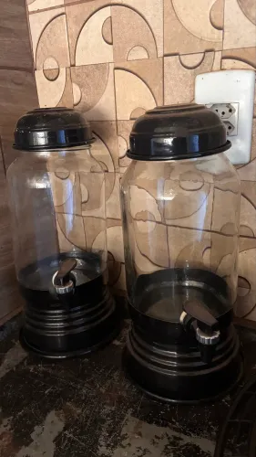 Potes de vidro com torneira