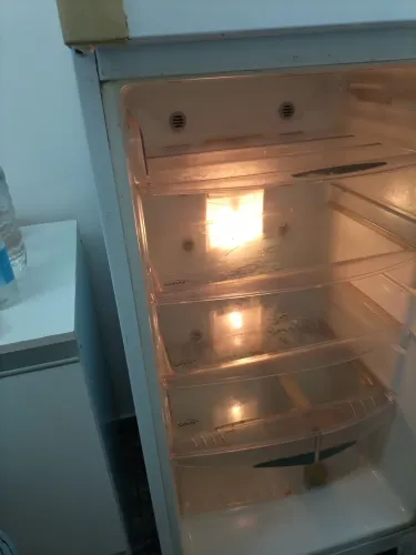 Uma geladeira usada muito boa gela muito e e frost free
