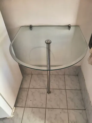 Vendo Mesa decorativa com tampo de vidro