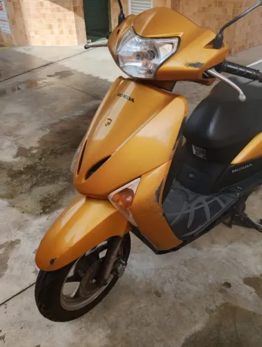 Honda Lead 110 dourada