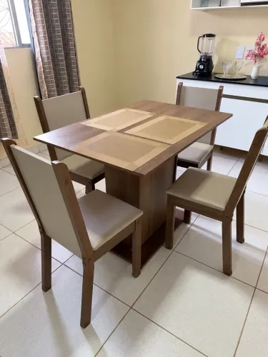VENDE-SE MESA DE JANTAR COM 4 CADEIRAS