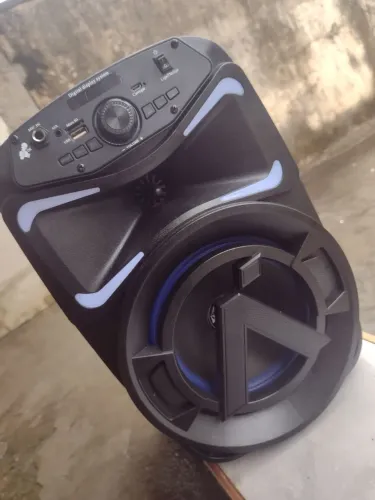 Vendo uma caixa de som no valor de 200 reais semi nova duas semanas de uso apenas