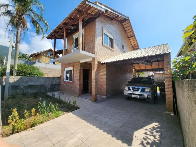 Casa na Praia de Fora, 2 dormitórios em tijolos ecológicos com vista para serra e o mar
