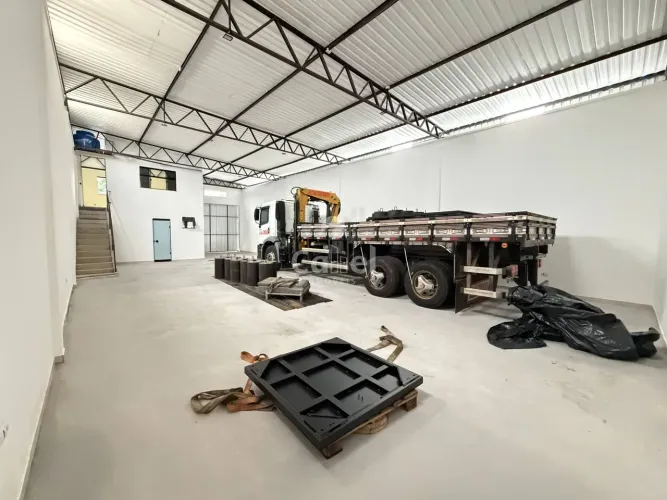 BARRACÃO COMERCIAL COM 360 m² E PÉ-DIREITO DE 6 METROS