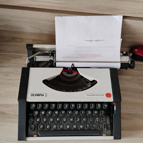 Máquina de escrever Olivetti Olympia funcionando perfeitamente