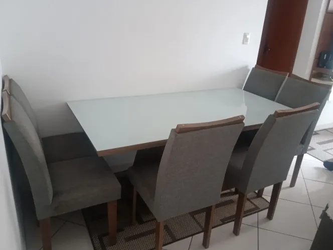 Mesa de vidro branco com 6 cadeiras