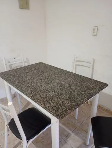 Vende-se mesa de alumínio com pedra de mármore