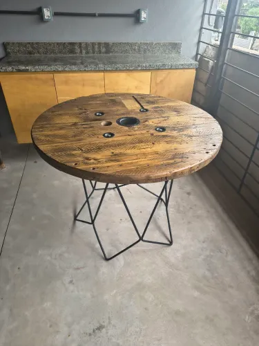Mesa rústica base de aço.