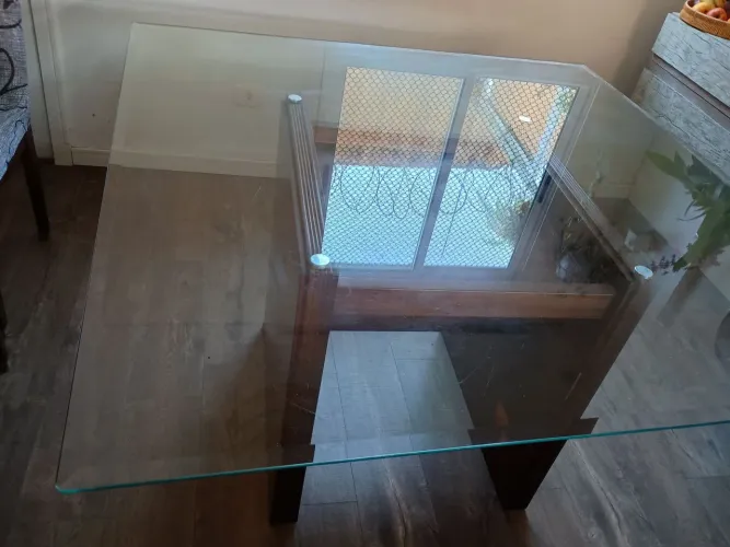 Mesa de vidro seminova 1,40 x 1,40 base madeira maciça