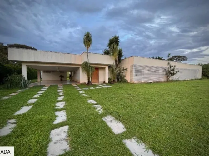 Vende-se uma casa que aprendeu a morar entre as árvores (Authoral Destilaria)