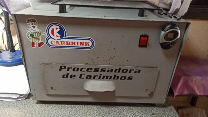 Máquina para confecção de carimbos