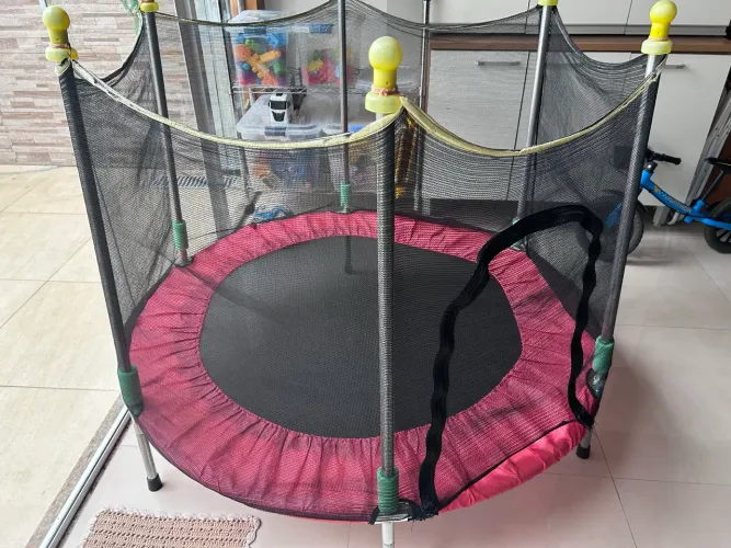 Cama elástica infantil colorida
