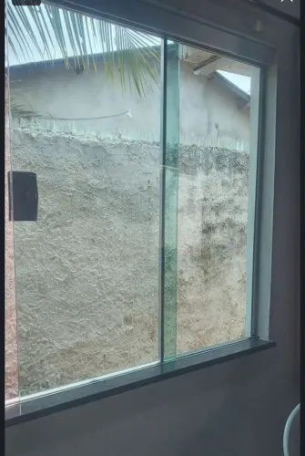 vendo janelas de vidro.