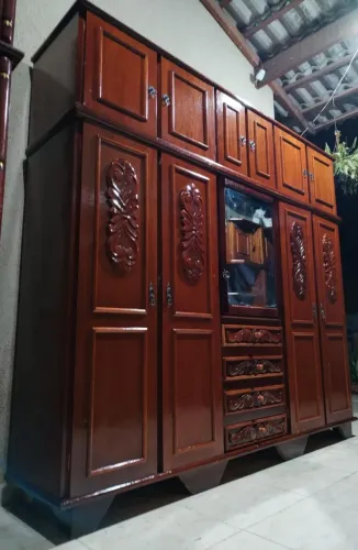 Guarda roupa de madeira PURA bem conservado