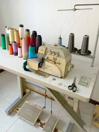 Máquina de Costura Overloque Industrial Singer 3 fios Modelo 321C 