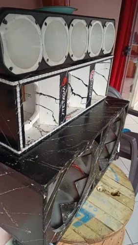 Vendo caixa de som vai com um médio e 3 cornetas