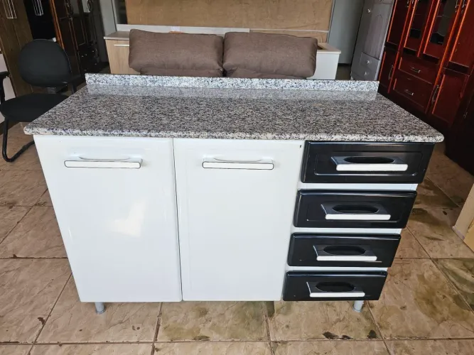 Balcão com pedra de mármore usada