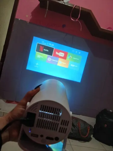 Projetor com tela incluído. Sem defeito,  a tela pega super bem durante a claridade,