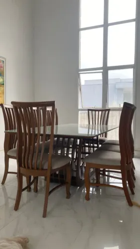 Mesa tampo de vidro branco e madeira 8 lugares