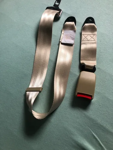 Cinto de segurança abdominal universal de 2 pontos na cor bege.