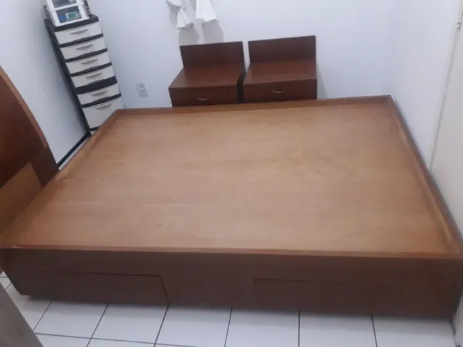 cama casal, cabeceira e 2 criados