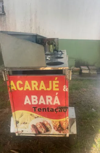 Vende-se este carrinho de acaraje .