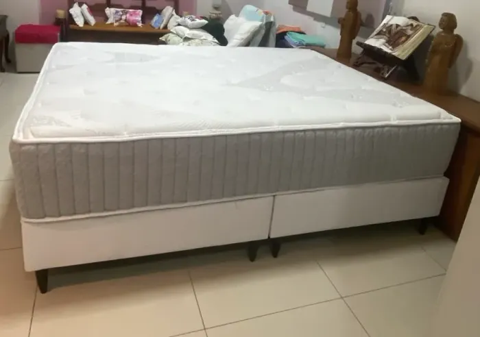 Cama Queen Size com colchão e base