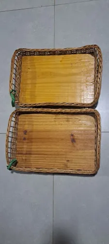 Bandeja de vime e madeira