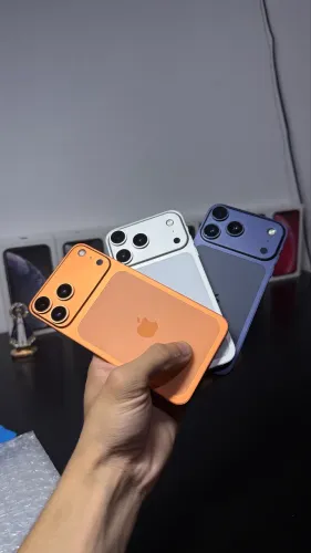 iPhone 11 na carcaça do 17 pro