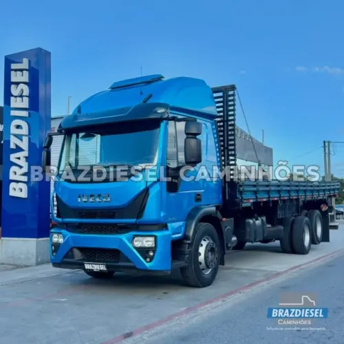Iveco Tector 240E30 6x2 ano 2023, automático, carroceria de 8,60m