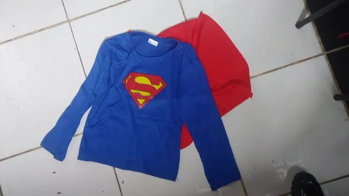 Fantasia Super Homem camisa com escudo, capa com uscudo, calça tamanho G Infantil 10 anos