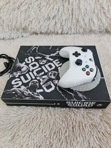 XBOX ONE S EDITION SQUAD - 1TB DE ARMAZENAMENTO - 1 CONTROLE ORIGINAL- 10 JOGOS NOVINHO