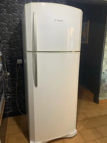 Vende se geladeira Frosfriee 450 litros 127 volts tudo ok ? gela bastante