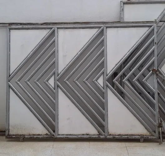 Vendo 3 Portões de Ferro Galvanizado - Resistentes e Duráveis