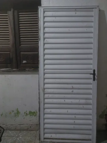 Portão de alumínio branco