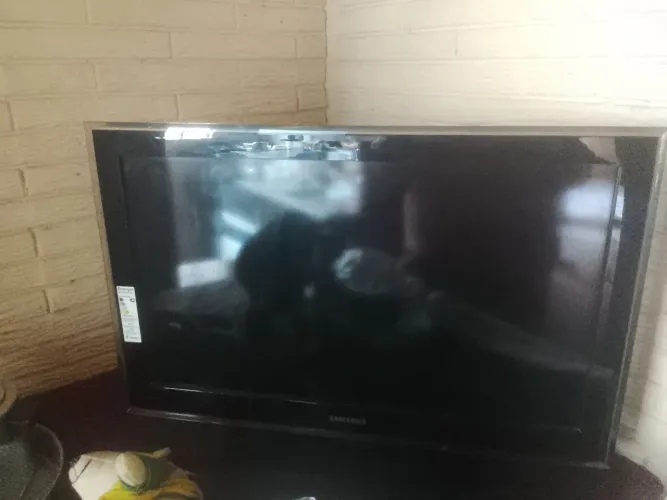 Estou vendo uma tv não é smart e da Samsung a única coisa q ela tem e uma listra pequena
