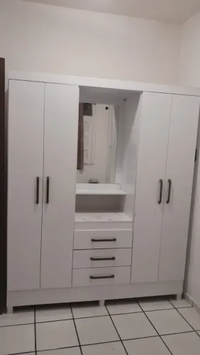 Vendendo este guarda-roupa