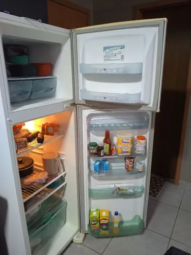 Vende está geladeira