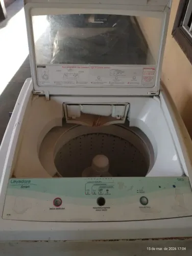 Maquina de lavar no estado para ser concertada ou retirar peças