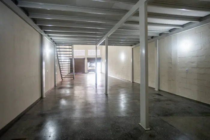 Loja, 154m², Vila Mauá. Aceita análise de carência