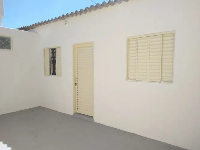 Casa com 2 quartos disponível para locação no bairro Planalto em Uberlândia MG