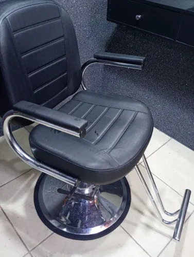 Par vende rápido cadeira de barbeiro siminova com dois meis de uso acom espelho e bancada