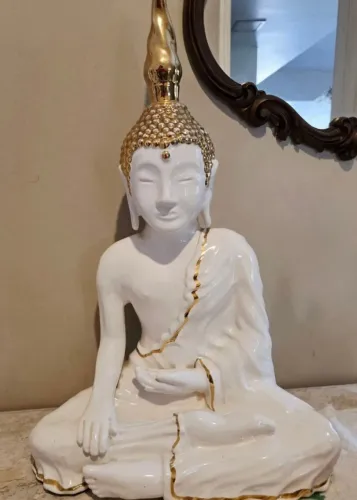 Estátua de Buda em cerâmica branca com detalhes dourados