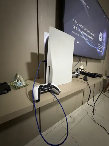 PlayStation 5 mídia física com um controle